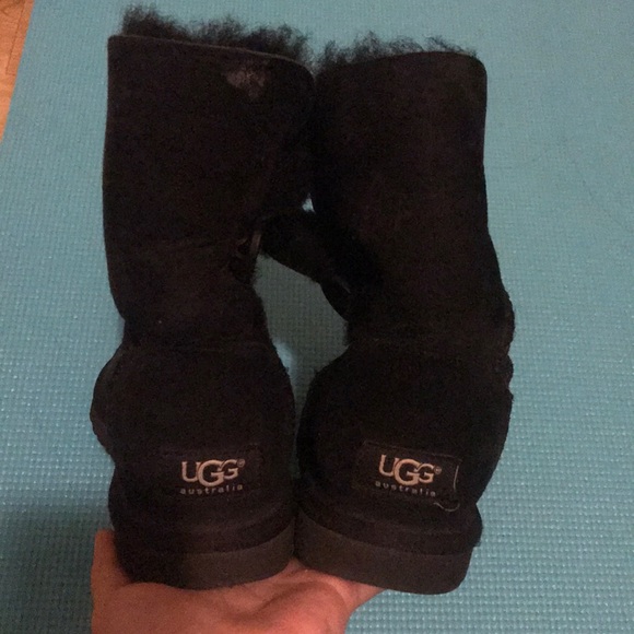UGGS - Picture 4 of 4